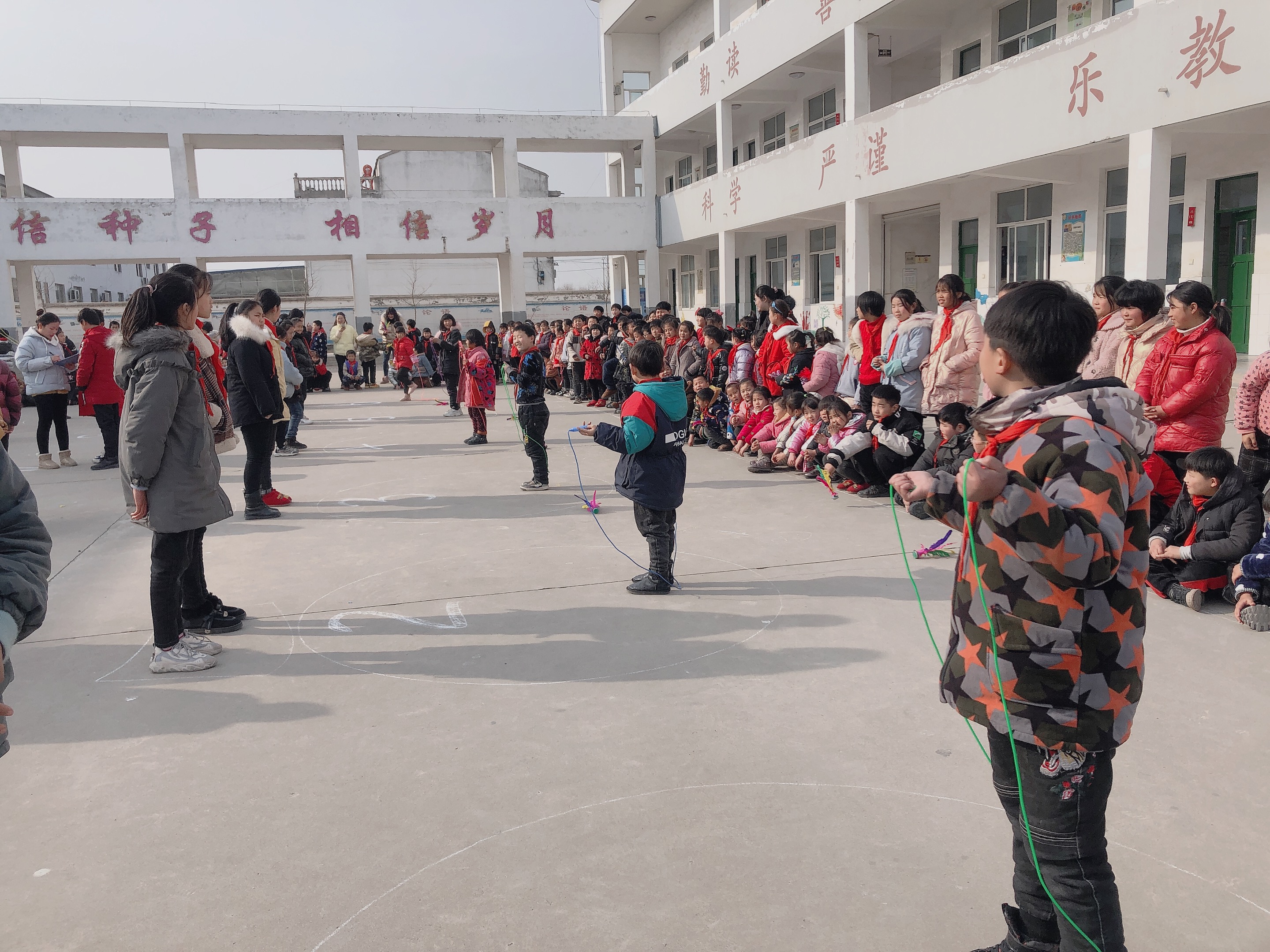 “健康快乐一起来”阿湖镇鸣九小学举行跳绳、踢毽子阳光体育活动
