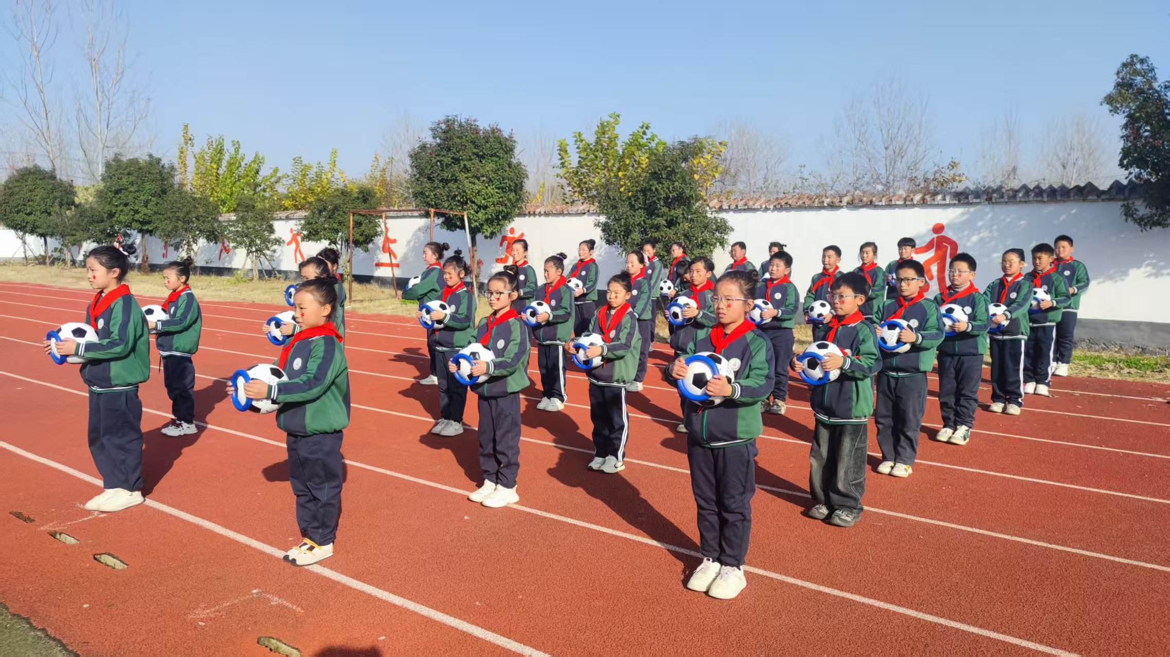 热情舞动绿茵场 童心绽放足球梦 ——窑湾镇中心小学举行足球特色操比赛