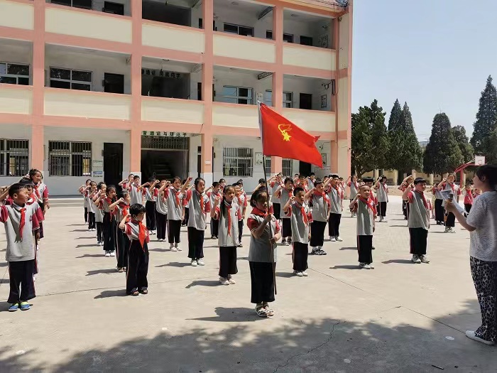 喜迎二十大，护苗向未来 ——马陵山镇广玉小学举行一年级新生入队仪式
